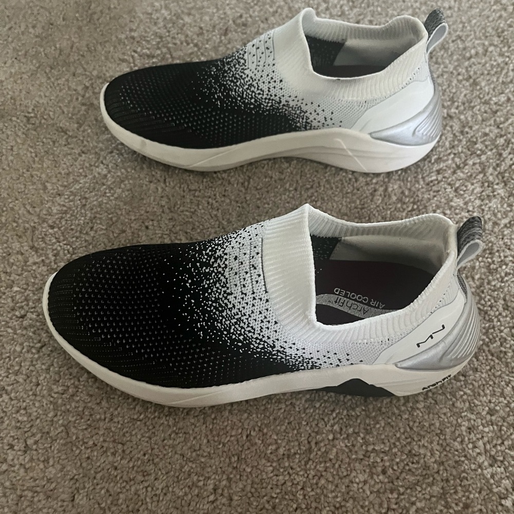 Sketchers arch fit a-liner